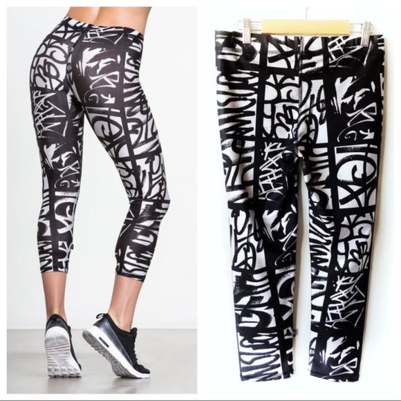 TEREZ PERFORMANCE CAPRI LEGGING 151-02 WOMENS, Black & White Graffiti Print NWT - Picture 2 of 7